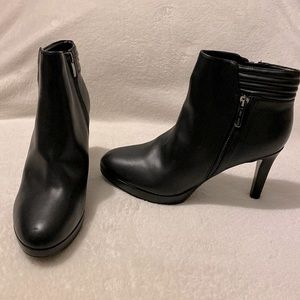 Nine West NWOT Booties. 4” Heel. Side Zip. Nice!